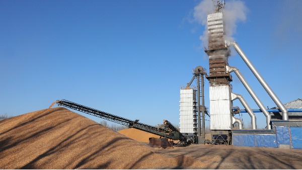 烘糧噸成本降至28元！300噸烘干塔用上秸稈直燃熱風(fēng)爐，相比燃煤一天節(jié)省一萬六！